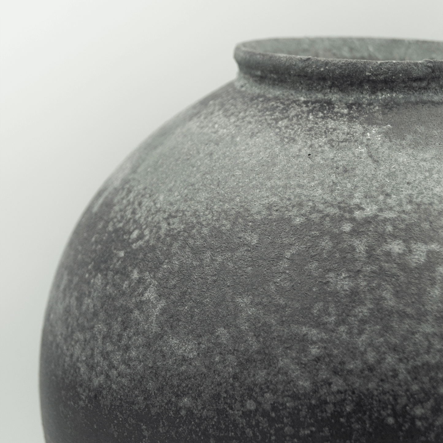 Moon jar Rukoryo Black